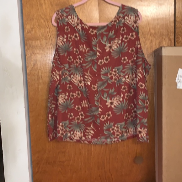 Diane Gilman Collection v-neck sleeveless floral print top, size 3X - Picture 3 of 3